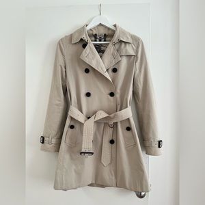 Burberry heritage Kensington mid-length trench coat in stone size 8